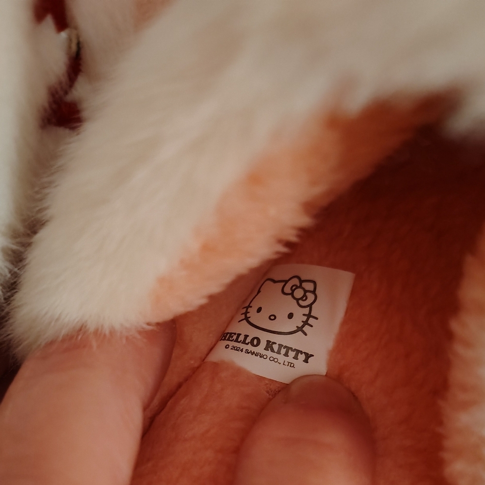 EXCLUSIVE - Hello Kitty Officially Licensed Slippers - Picture 4 of 6